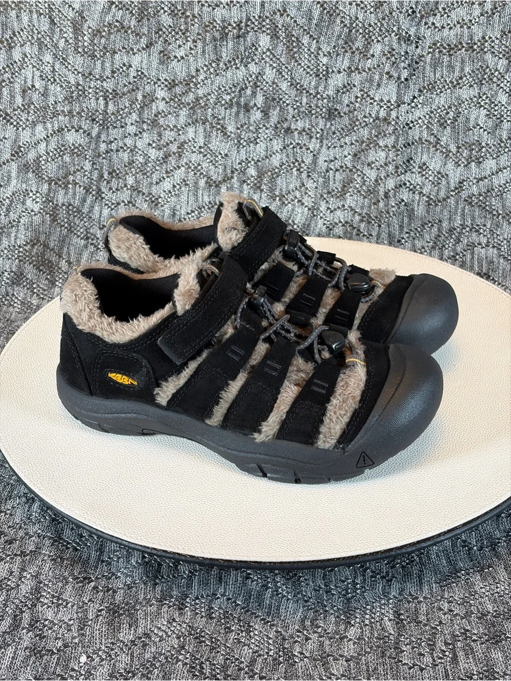 Keen Kids Newport Shoe Kids size 4 Big Foot Gold